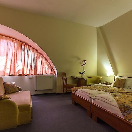Hotel Aranypatko Fogado-Etterem Győrújbarát Exteriér fotografie