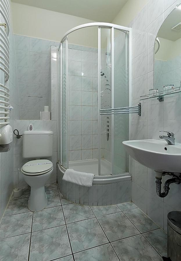 Hotel Aranypatko Fogado-Etterem Győrújbarát Exteriér fotografie