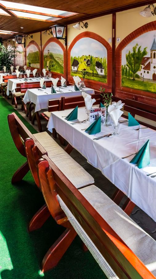 Hotel Aranypatko Fogado-Etterem Győrújbarát Exteriér fotografie