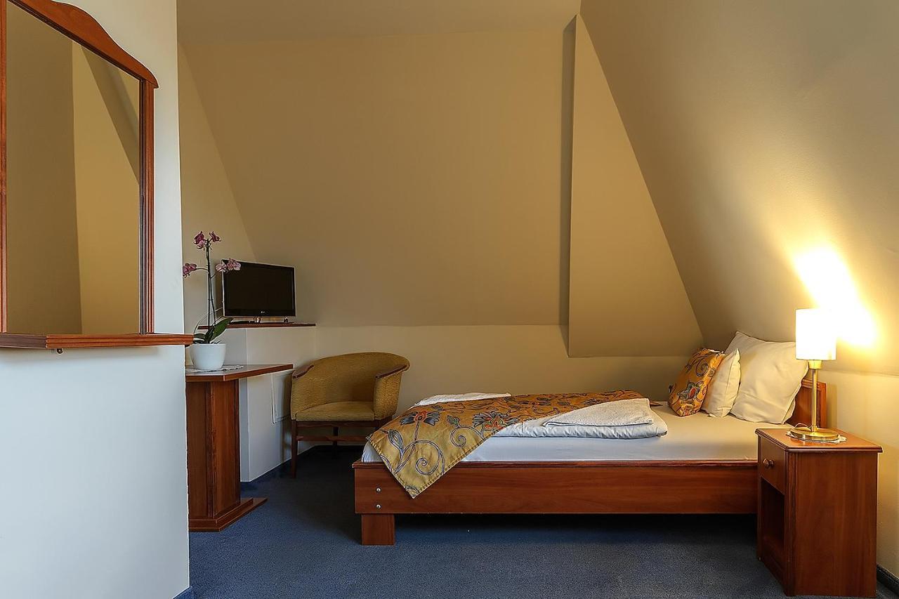 Hotel Aranypatko Fogado-Etterem Győrújbarát Exteriér fotografie