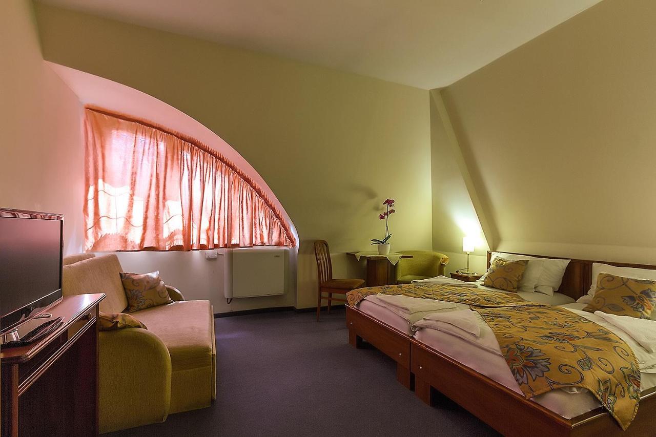 Hotel Aranypatko Fogado-Etterem Győrújbarát Exteriér fotografie