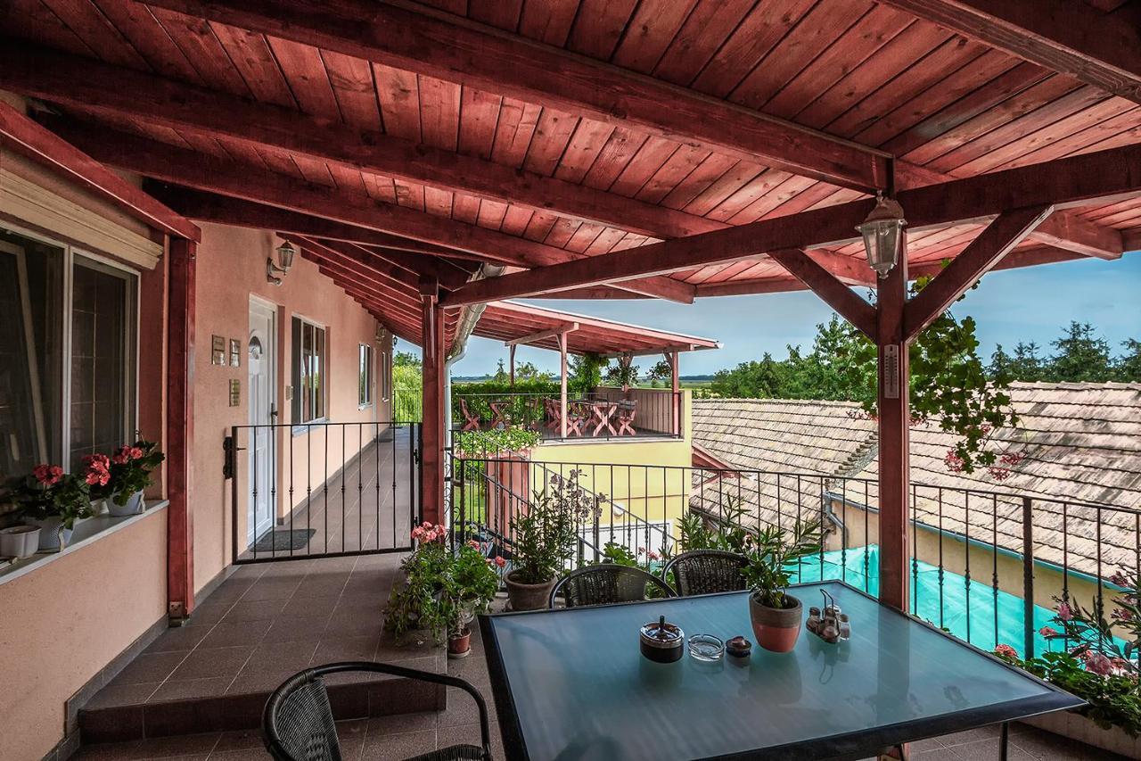 Hotel Aranypatko Fogado-Etterem Győrújbarát Exteriér fotografie