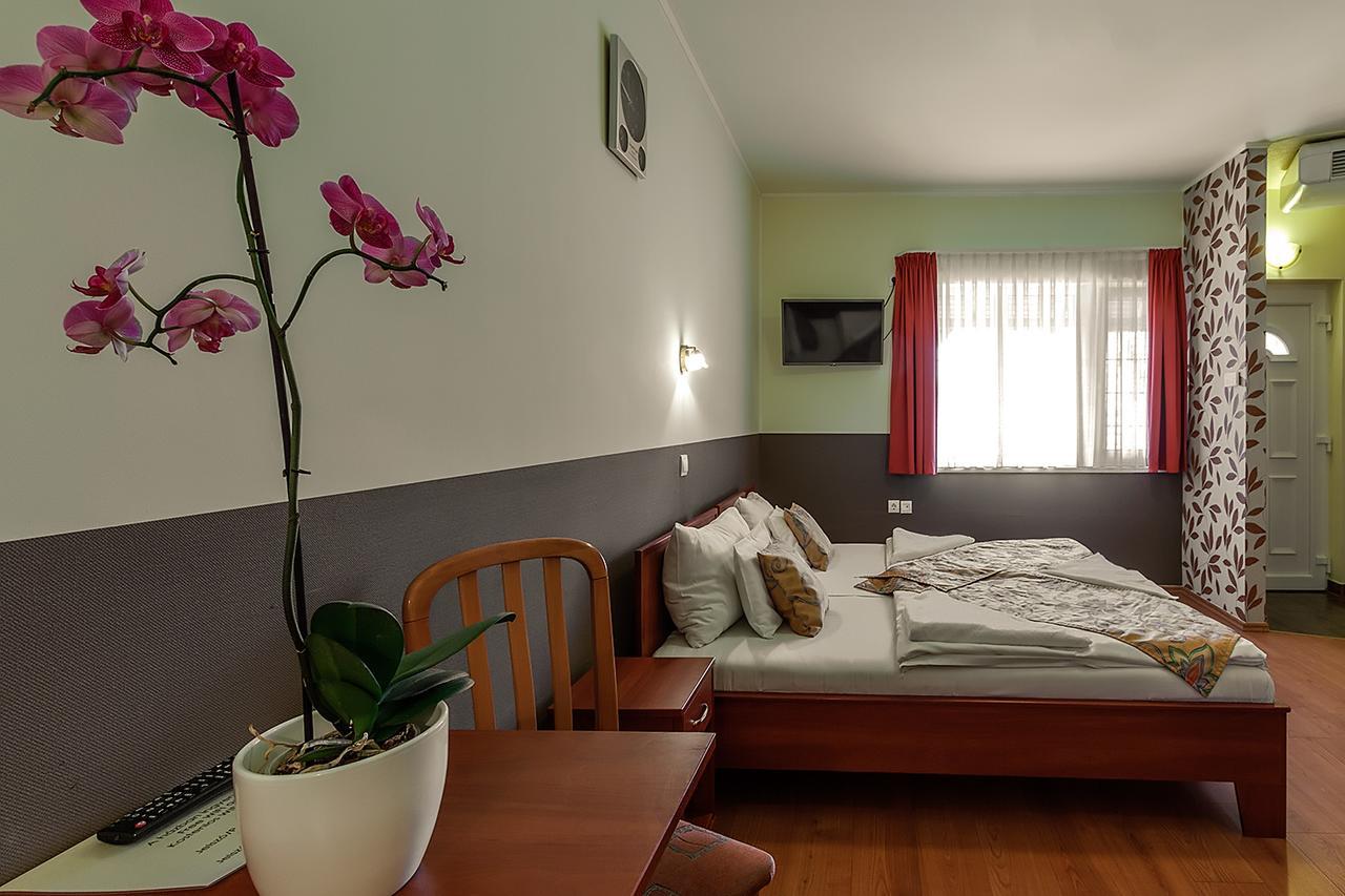 Hotel Aranypatko Fogado-Etterem Győrújbarát Exteriér fotografie