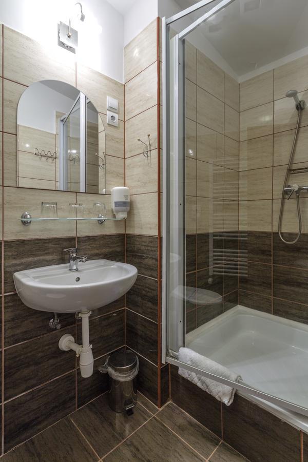 Hotel Aranypatko Fogado-Etterem Győrújbarát Exteriér fotografie