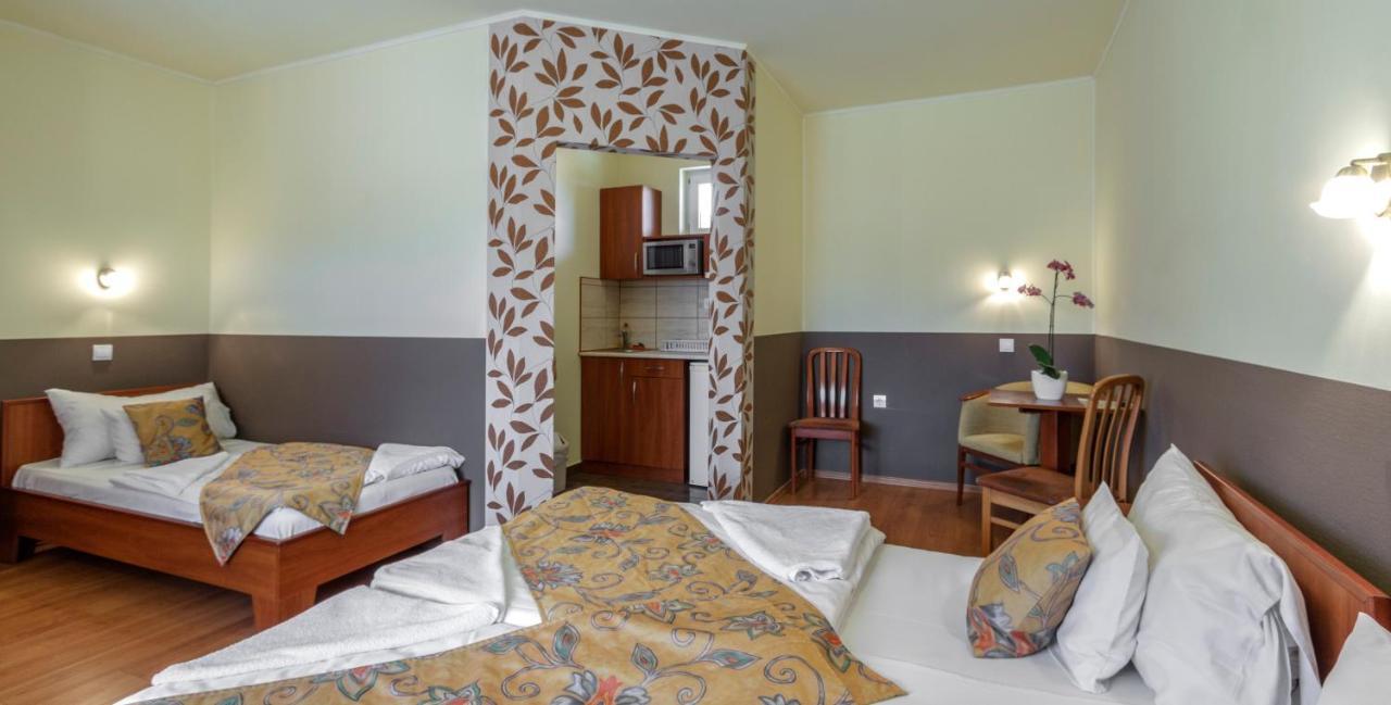 Hotel Aranypatko Fogado-Etterem Győrújbarát Exteriér fotografie