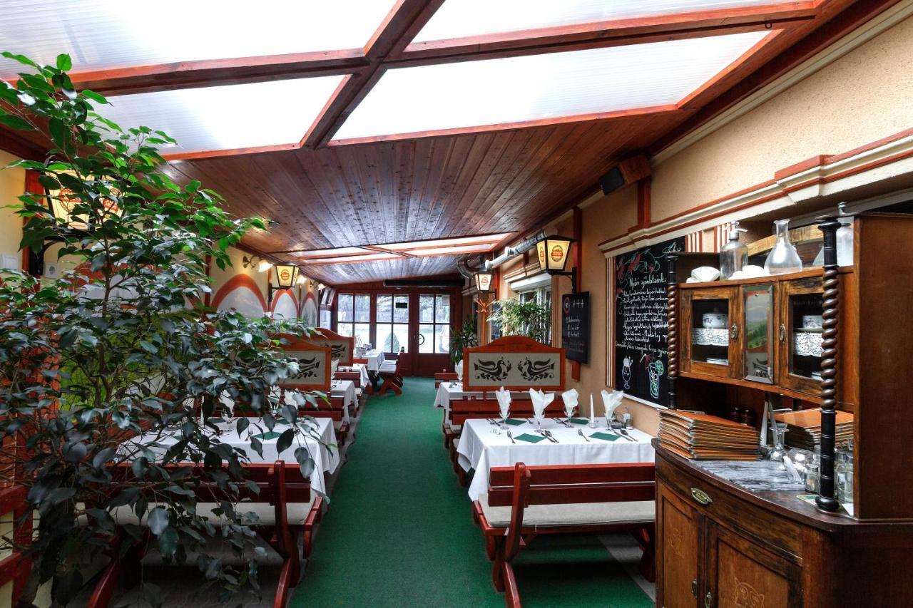 Hotel Aranypatko Fogado-Etterem Győrújbarát Exteriér fotografie