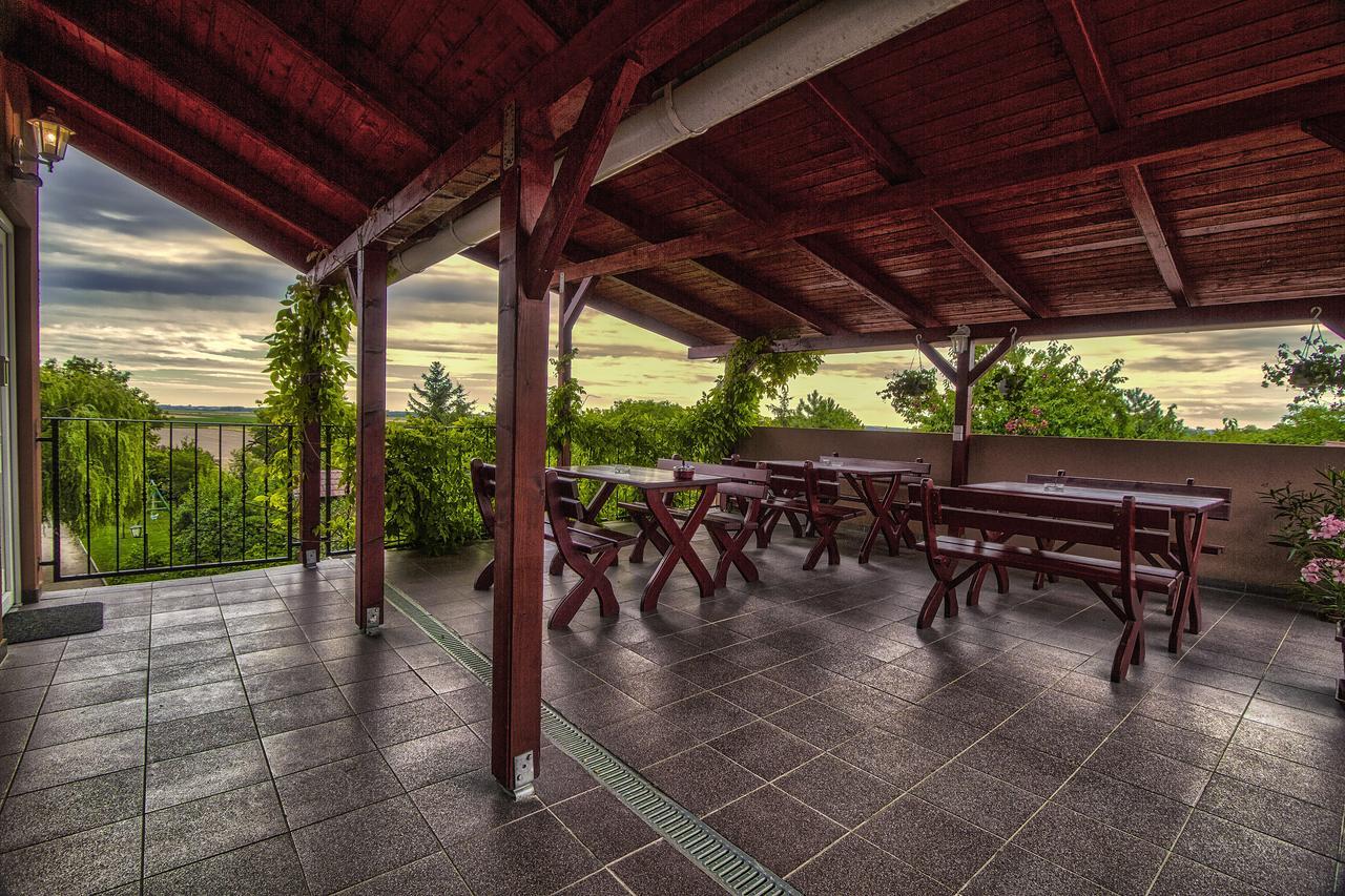 Hotel Aranypatko Fogado-Etterem Győrújbarát Exteriér fotografie